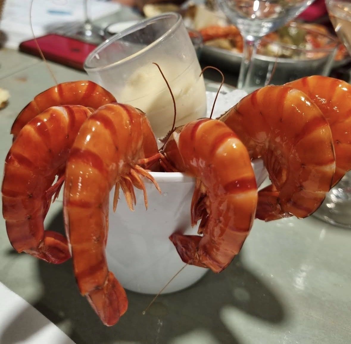 Grosses crevettes servies avec une sauce aïoli